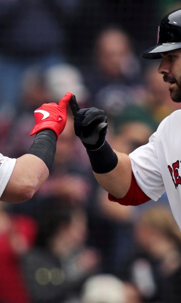 Moreland, Vázquez homer, Boston sweeps Oakland 7-3